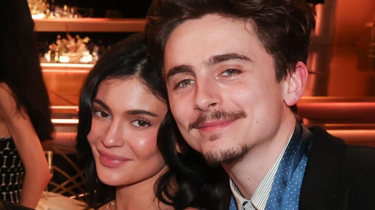 Les fournisseurs de robes Versace vintage de Kylie Jenner étaient « étourdis » de voir son look des Golden Globes 2025