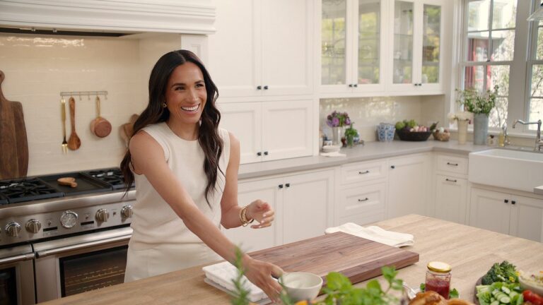 Meghan Markle «n'a aucune attente de fantaisie», explique l'ami Mindy Kaling