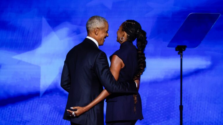 Non, les Obamas ne divorcent pas. Mais Maga World a infecté la culture par une rumeur absurde