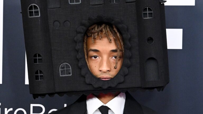 Jaden Smith porte un château de vampire sur sa tête sur le tapis rouge Grammys 2025
