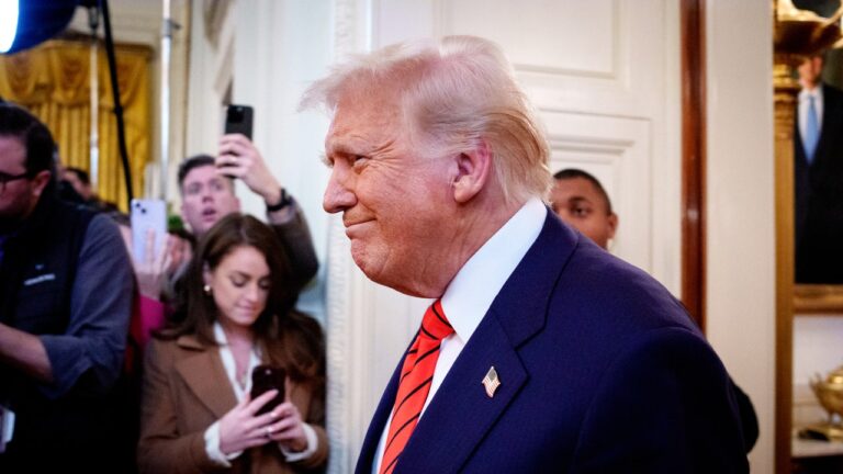 Travis Kelce dit qu'il est «excité» que Trump assiste au Super Bowl, car la NFL supprime le message de «fin racisme»