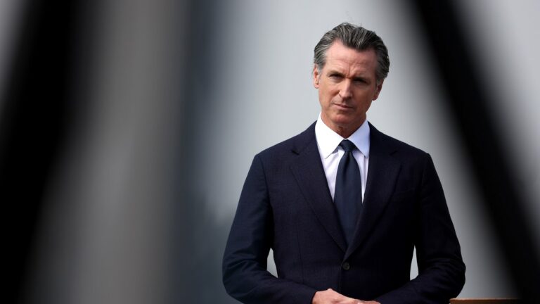 Le gouverneur de Californie, Gavin Newsom, dit que les athlètes transgenres jouant dans les sports féminins sont «profondément injustes»