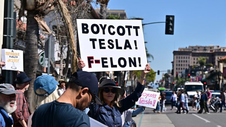 Les manifestations à l'échelle nationale de Tesla contre Elon Musk augmentent