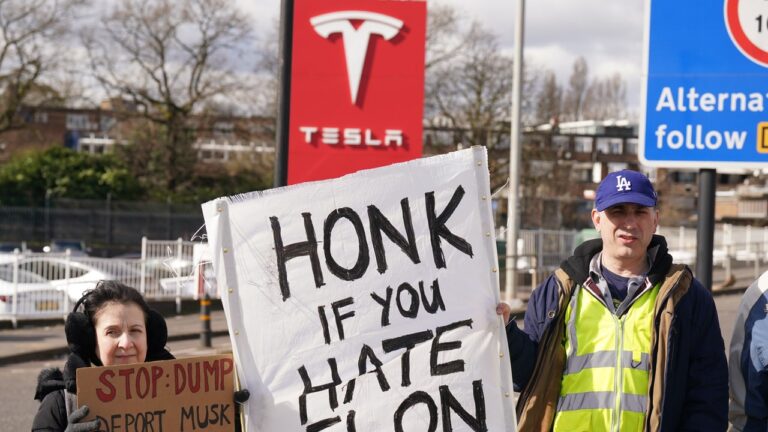 Tesla Exodus continue alors que le sénateur Mark Kelly jette la voiture sur « A –hole » Elon Musk