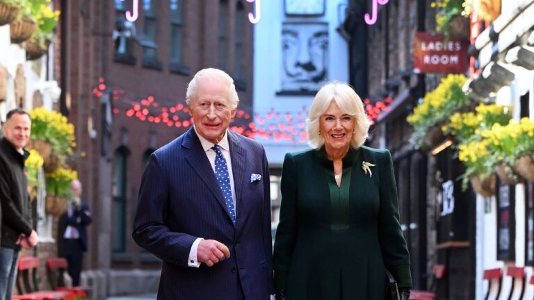Le roi Charles et la reine Camilla pop de Belfast pour boire du whisky