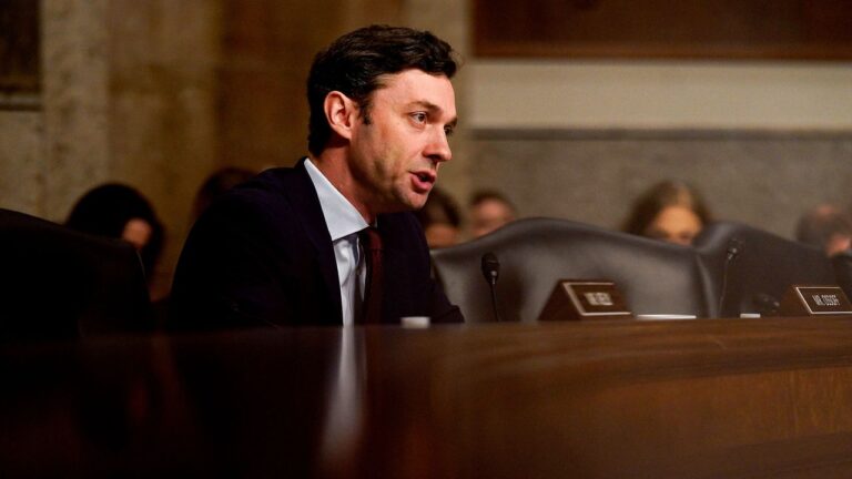 Jon Ossoff lance Georgia Race avec un message émoussé pour Donald Trump