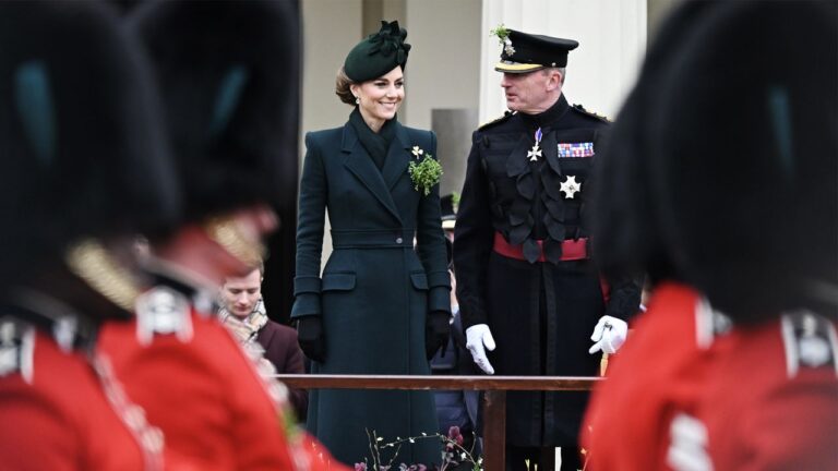 Kate Middleton retrouve les gardes irlandais et leur achète une ronde