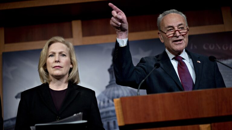 Les sénateurs de New York Chuck Schumer et Kirsten Gillibrand votent pour empêcher une fermeture du gouvernement mais engage la colère des démocrates dans tout l'État