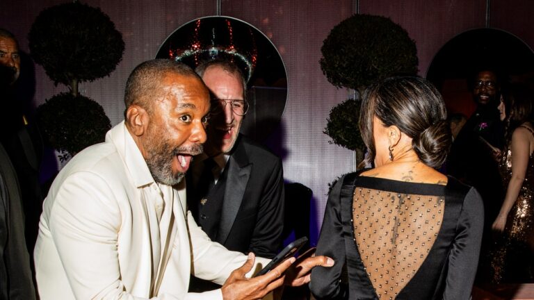 Olivia Wilde, Zoë Kravitz, et plus se balancé presque, Sheerly Nude regarde la fête des Oscars Vanity Fair 2025