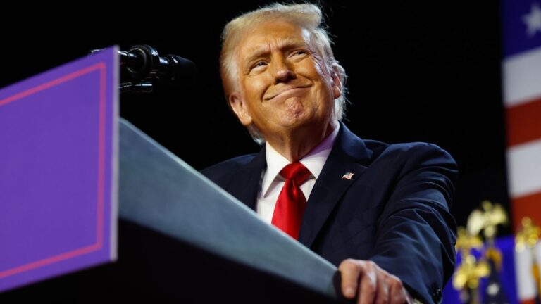 La cote d'approbation de Donald Trump atteint un creux de 80 ans