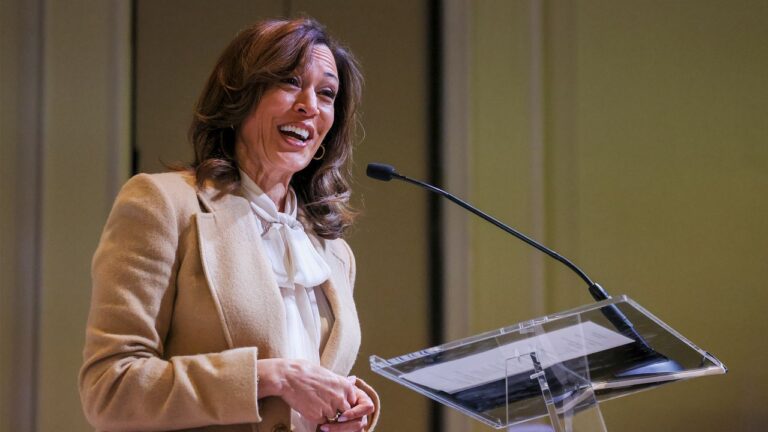 Kamala Harris a travaillé tranquillement, travaillant soigneusement les téléphones et complotant son prochain déménagement