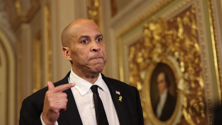 Pourquoi le Talkathon de Cory Booker était une masterclass dans les réseaux de médias sociaux: « Les chiffres rivaux de réseaux de télévision »