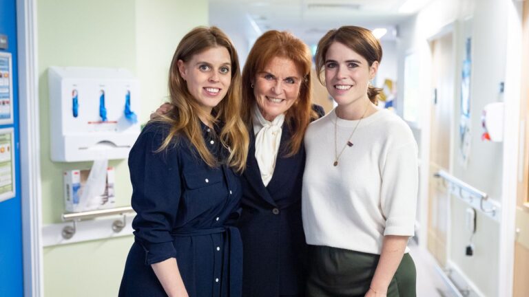 Sarah Ferguson, avec la princesse Beatrice et la princesse Eugénie, a fait une visite à l'hôpital Cancer