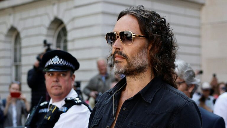 Russell Brand fait la première apparition dans le tribunal dans une affaire de viol pénal, tandis que Tucker Carlson demande à Trump de le «sauver»