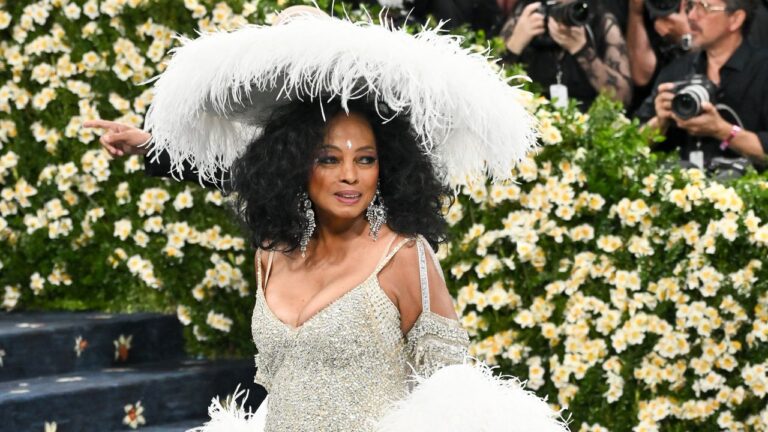 Au Met Gala 2025, Diana Ross revient sur le tapis rouge avec un train de 18 pieds