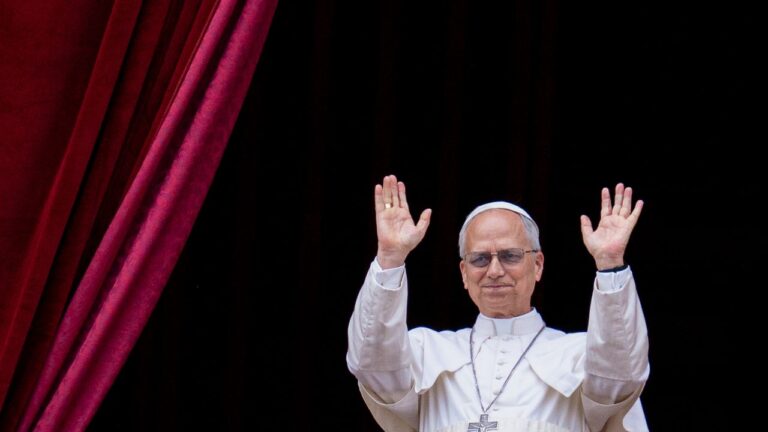 Le nouveau pape appelle la paix et l'aide à Gaza alors que Trump se déroule pour le Moyen-Orient