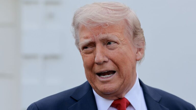 Donald Trump dit qu'il dirige le pays et le monde, mais il répond toujours aux appels à partir de numéros inconnus