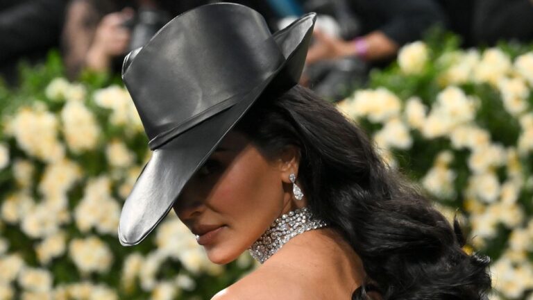 Kim Kardashian Dons Sleek, Dark Set pour Met Gala 2025
