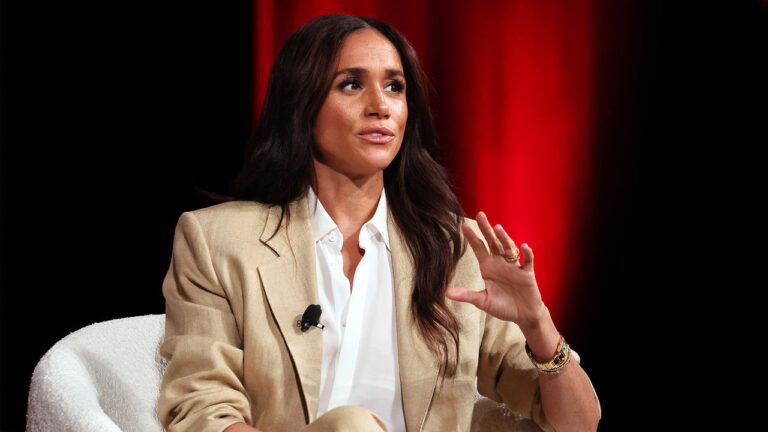 Meghan Markle dit que le bâtiment a été un «état constant de recalibrage»