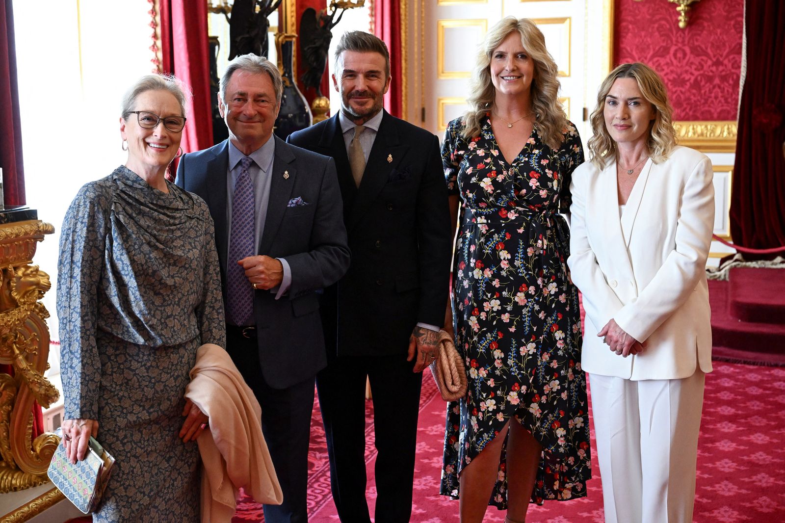 L'image peut contenir Meryl Streep Alan Titchmarsh Kate Winslet David Beckham Penny Lancaster Personne et accessoires