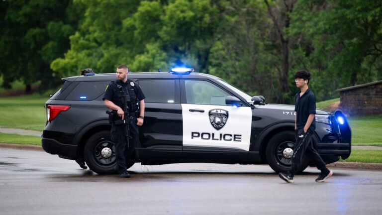 Les législateurs du Minnesota ont tiré sur «un assassinat à motivation politiquement" Attaque par l'homme déguisé en policier
