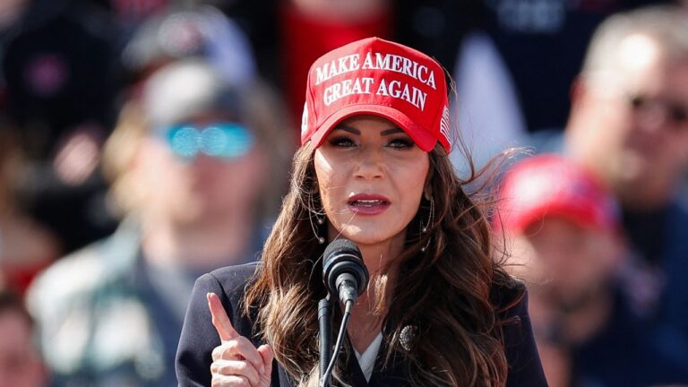 Kristi Noem dit que Trump «maintient la liberté» en expulsant les cannibales
