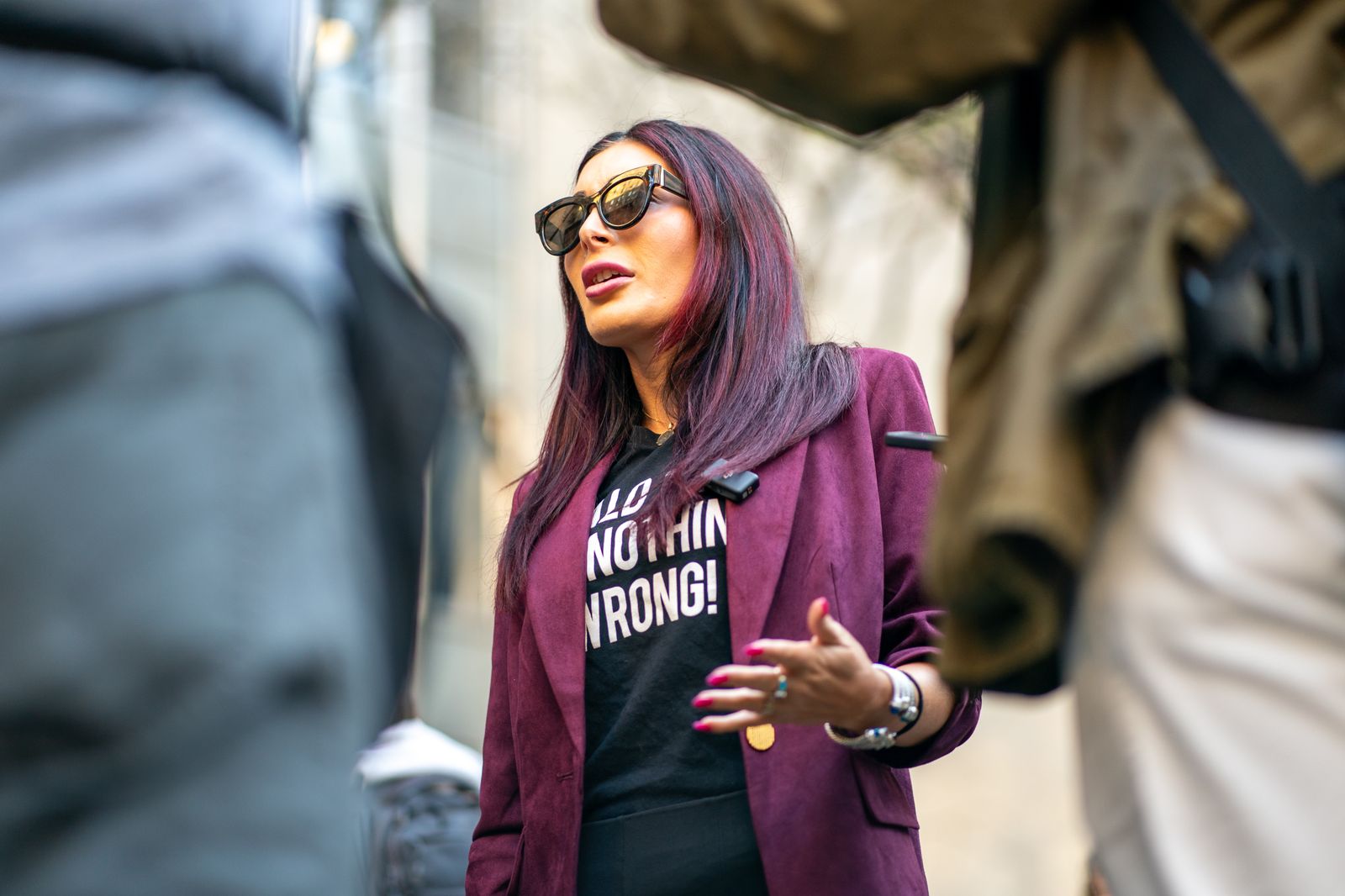 L'image peut contenir negar khan mouche de vêtements veste accessoires de personne adulte verres