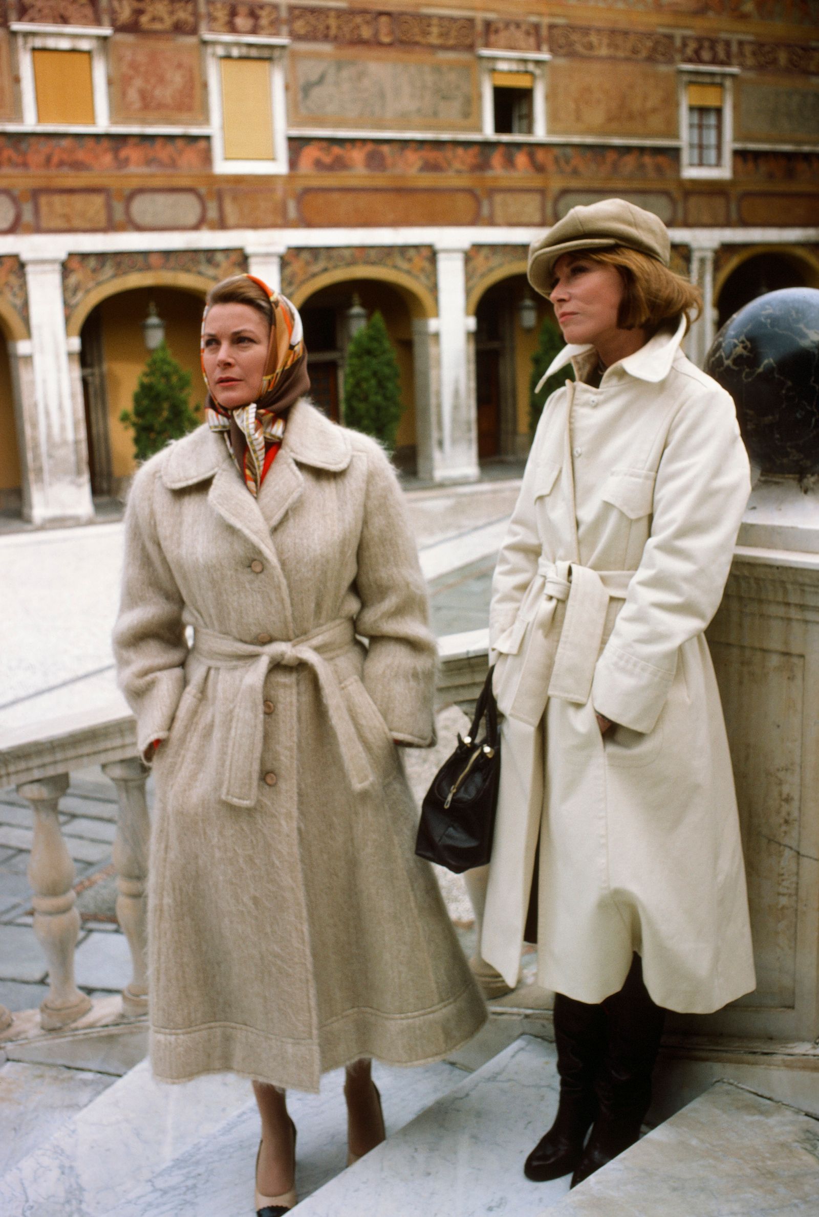 L'image peut contenir Lee Grant Grace Kelly Clothing Maber Person Accessories Sac Hands Sac à recouvrement adulte et chapeau