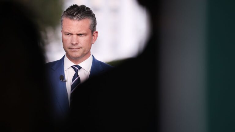 Pete Hegseth repose la vidéo de son pasteur critiquant le droit de vote d'une femme