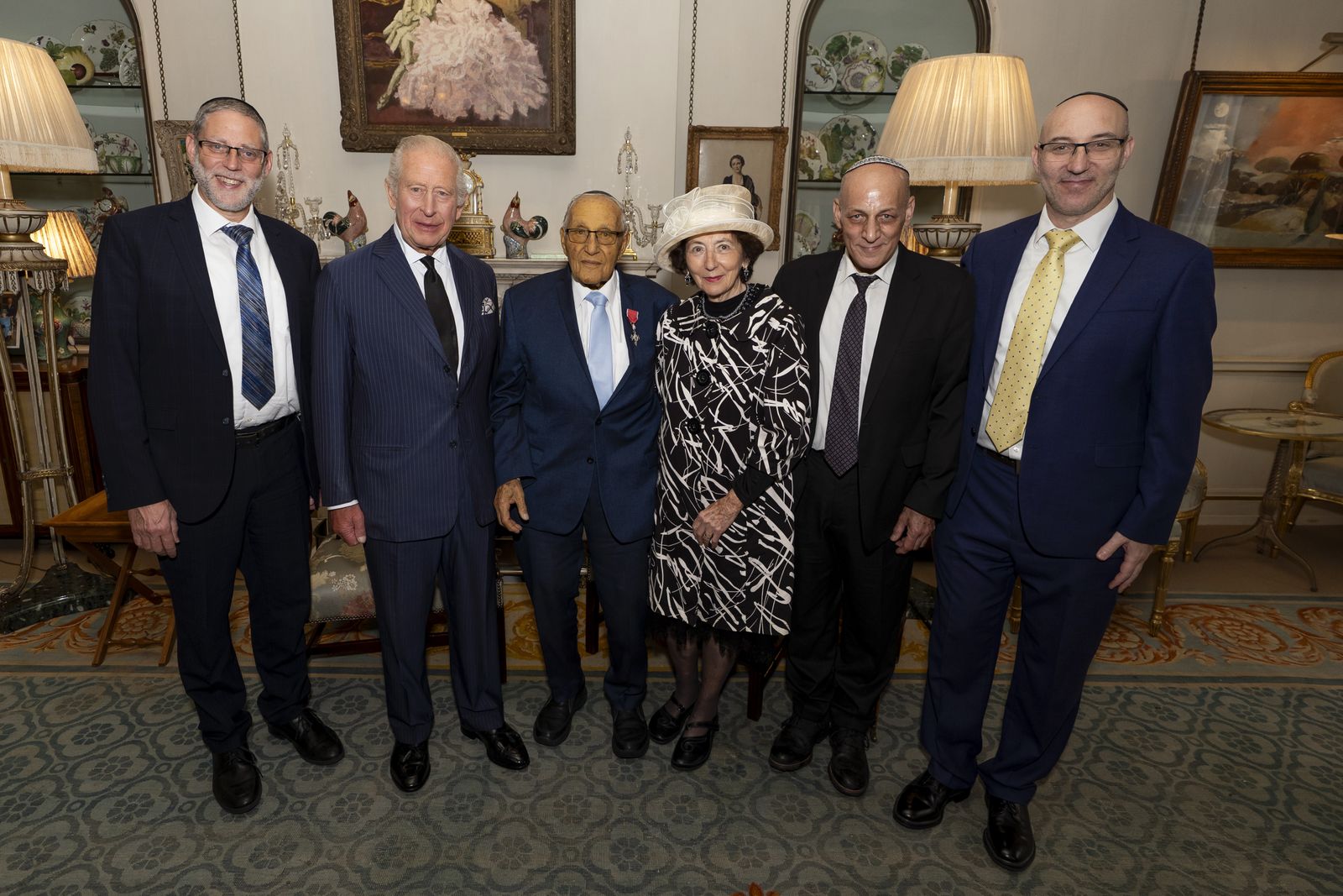 Le roi Charles III tient un public avec M. Manfred Goldberg et des membres de sa famille après l'avoir investi avec le ...