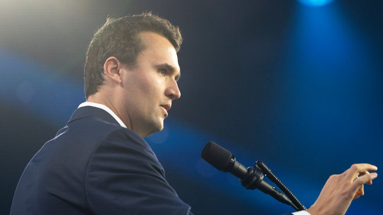 Comment Charlie Kirk a utilisé la controverse - souvent livrée en personne - pour construire notre nouvel écosystème médiatique