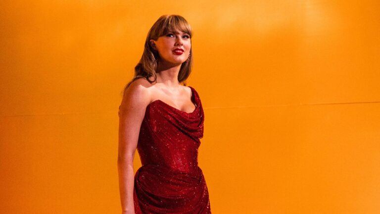 Taylor Swift est Votre Nouvelle «Figure Paternelle» sur la Vie d'Un Showgirl