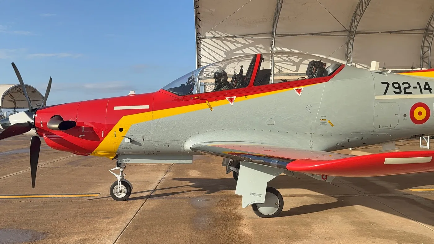 L'image peut contenir un casque, un avion, un avion à réaction, un véhicule de transport et une personne.