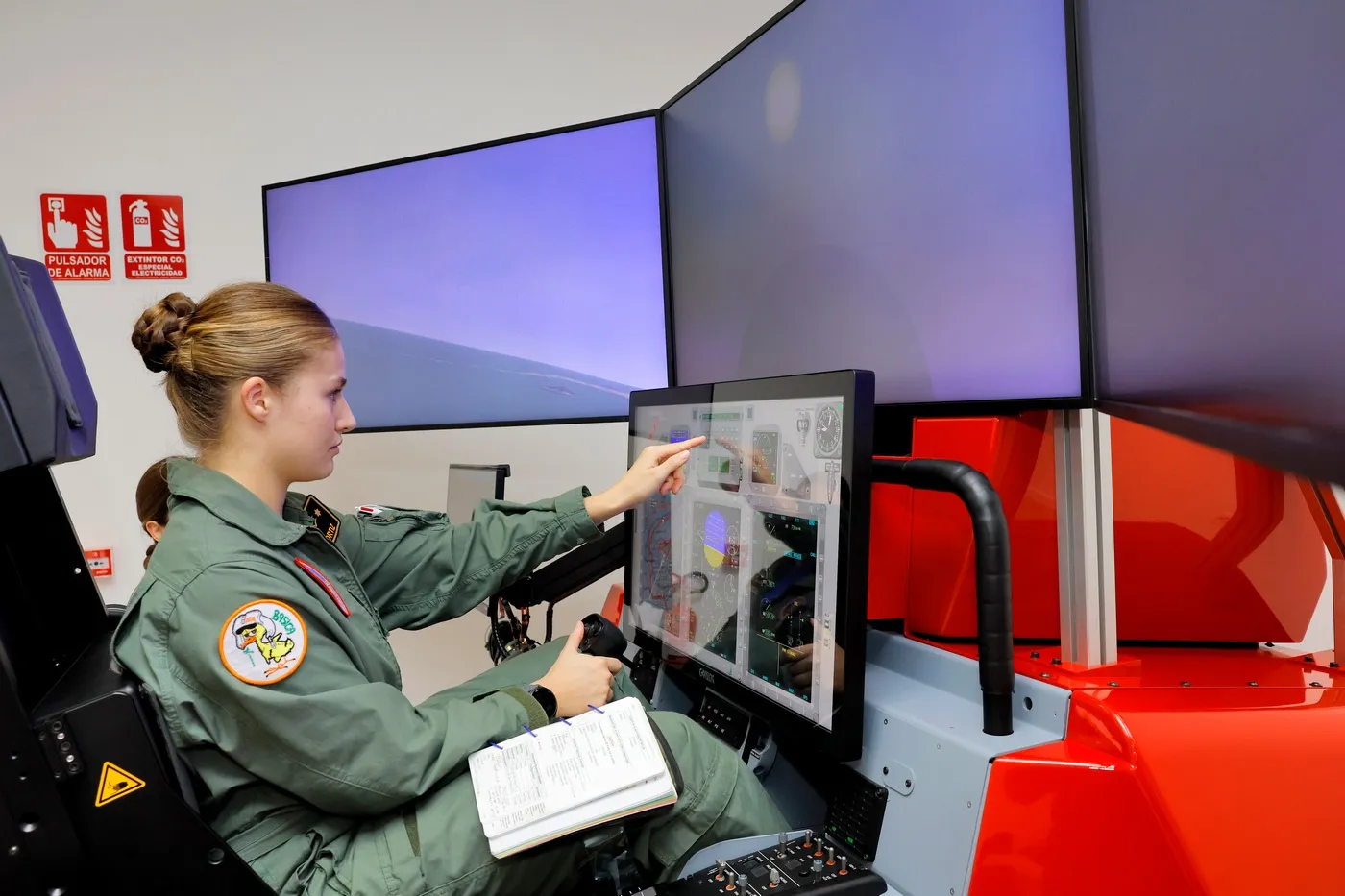 L'image peut contenir une personne adulte Matériel informatique Matériel électronique Moniteur et écran