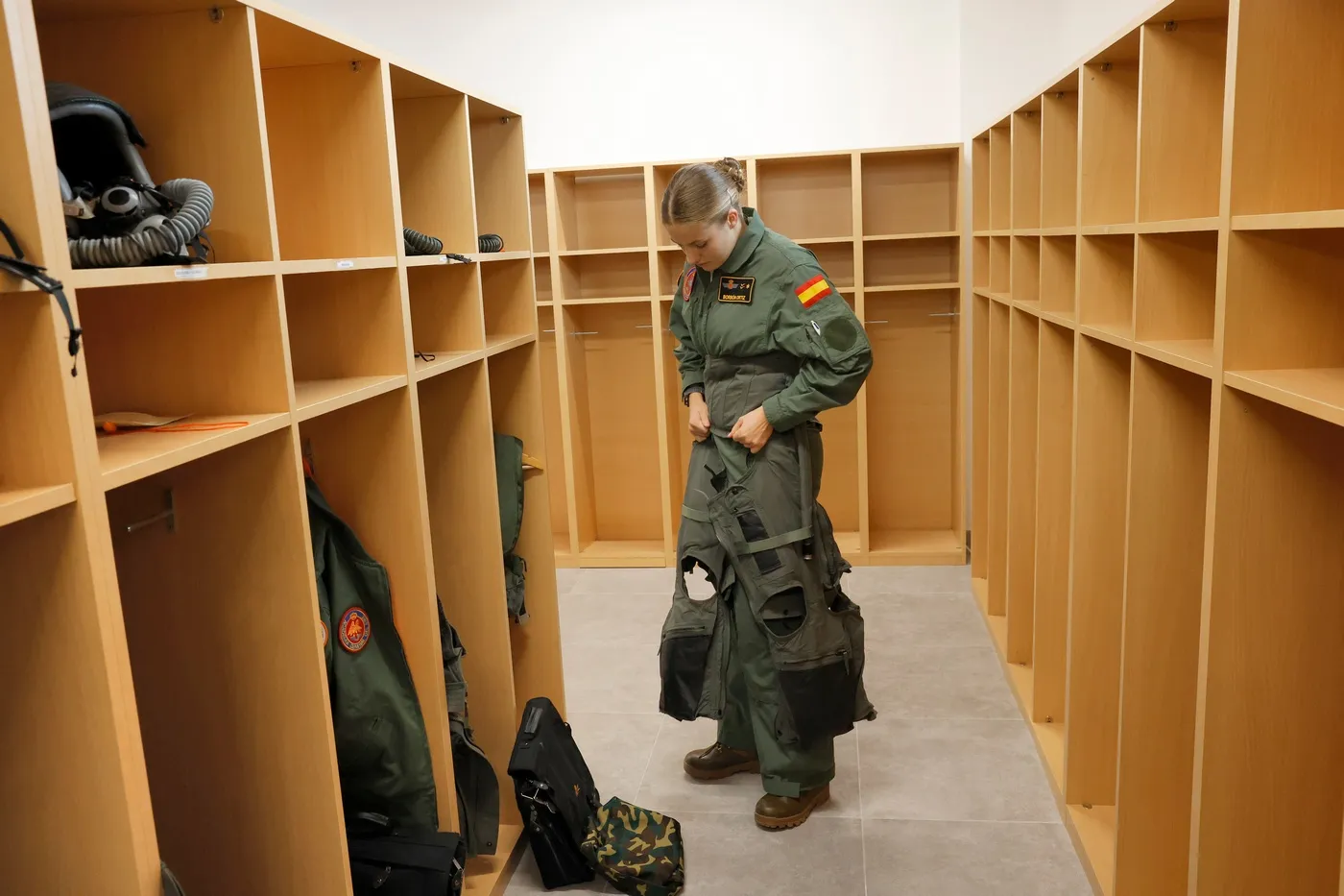 L'image peut contenir une personne adulte Vêtements Chaussures Accessoires de chaussures Sac Sac à main Manteau et veste