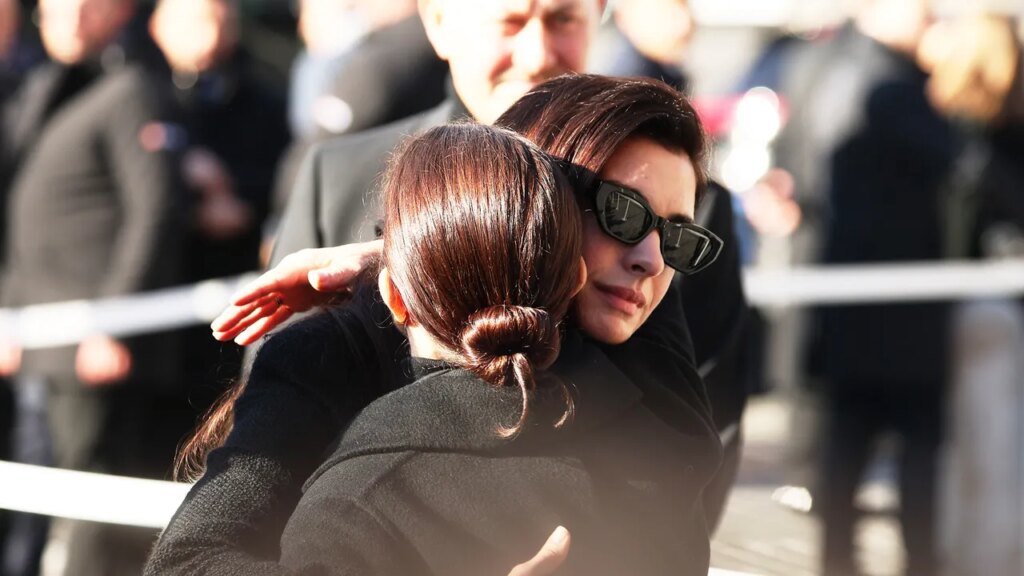 Les funérailles de Valentino attirent des personnes en deuil à Rome : « Nous perdons la plus belle fleur »
