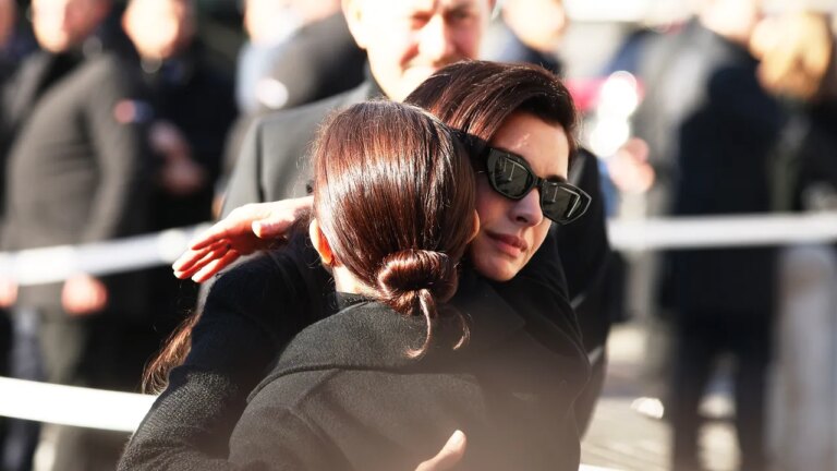 Les funérailles de Valentino attirent des personnes en deuil à Rome : « Nous perdons la plus belle fleur »