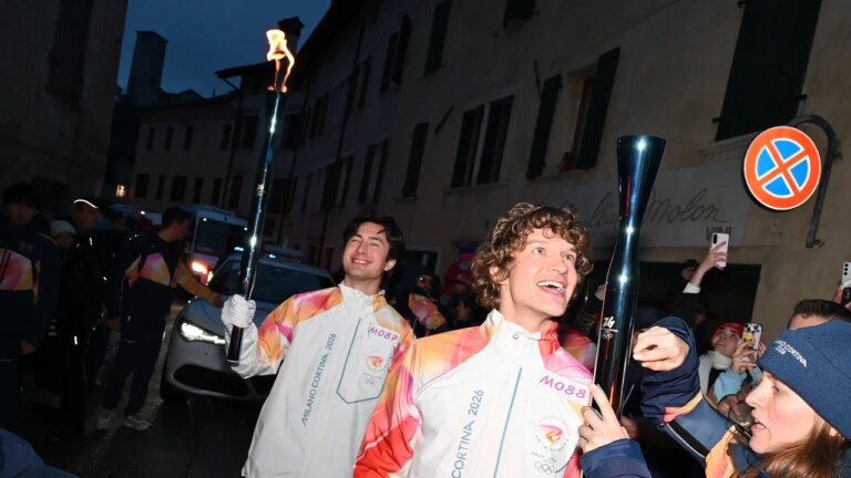 Hudson Williams et Connor Storrie gardent leur flamme allumée pour les Jeux olympiques d&rsquo;hiver de 2026