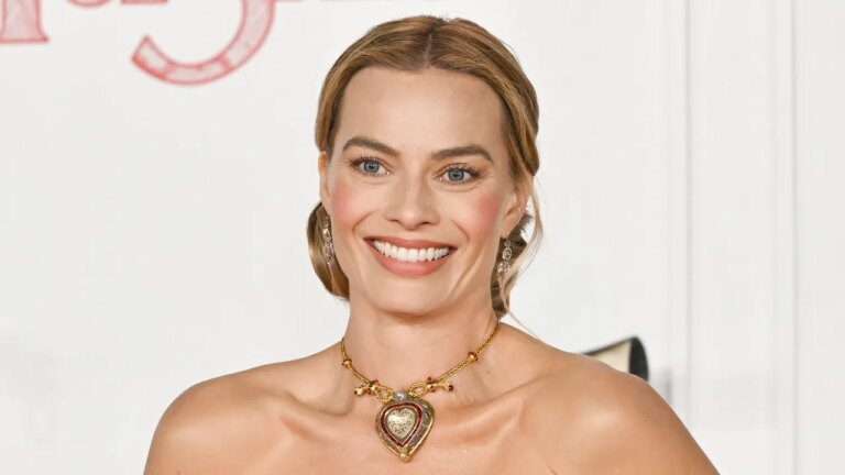 Margot Robbie porte des bijoux ayant des liens historiques avec les empereurs et Elizabeth Taylor