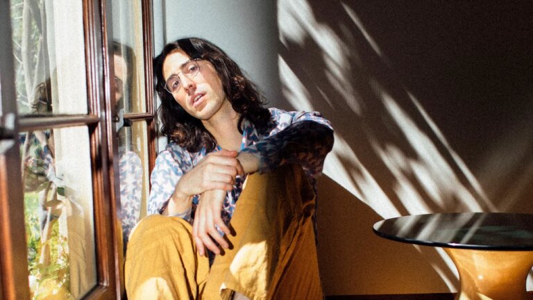 AG Cook est l&rsquo;arme secrète de Charli XCX et a été vitale pour le moment