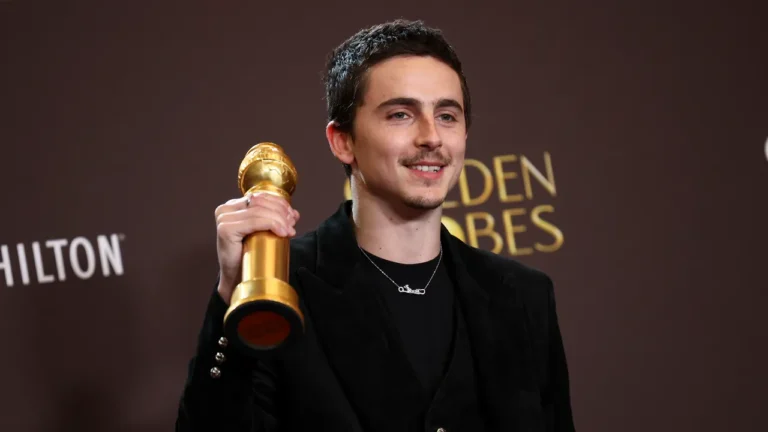 Timothée Chalamet a pris une page du livre de style de Taylor Swift aux Golden Globes 2026