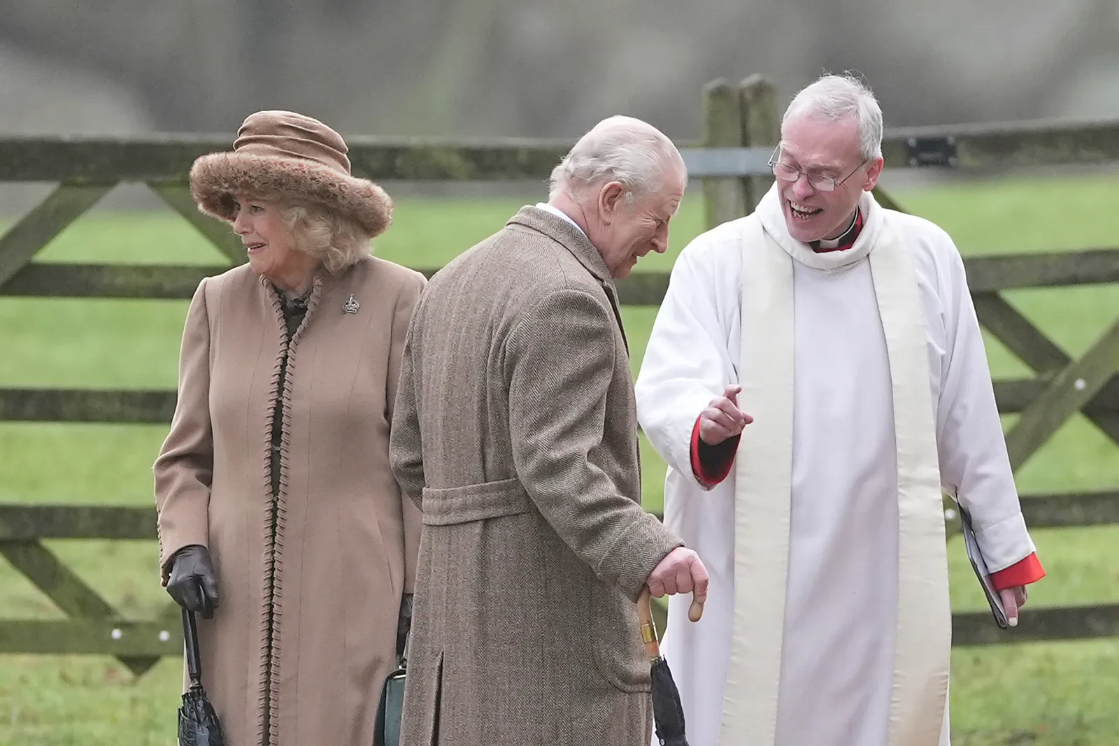 L'image peut contenir Charles Prince de Galles Personne Accessoires pour adultes Lunettes Vêtements et manteau