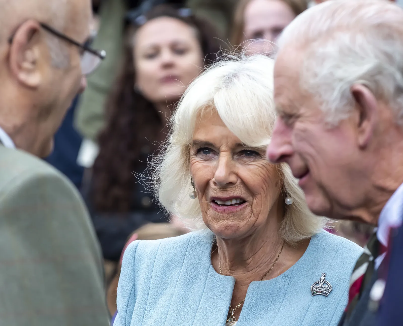 L'image peut contenir Charles Prince de Galles Personne Tête Visage Adulte Heureux Accessoires Lunettes Rire et Bijoux