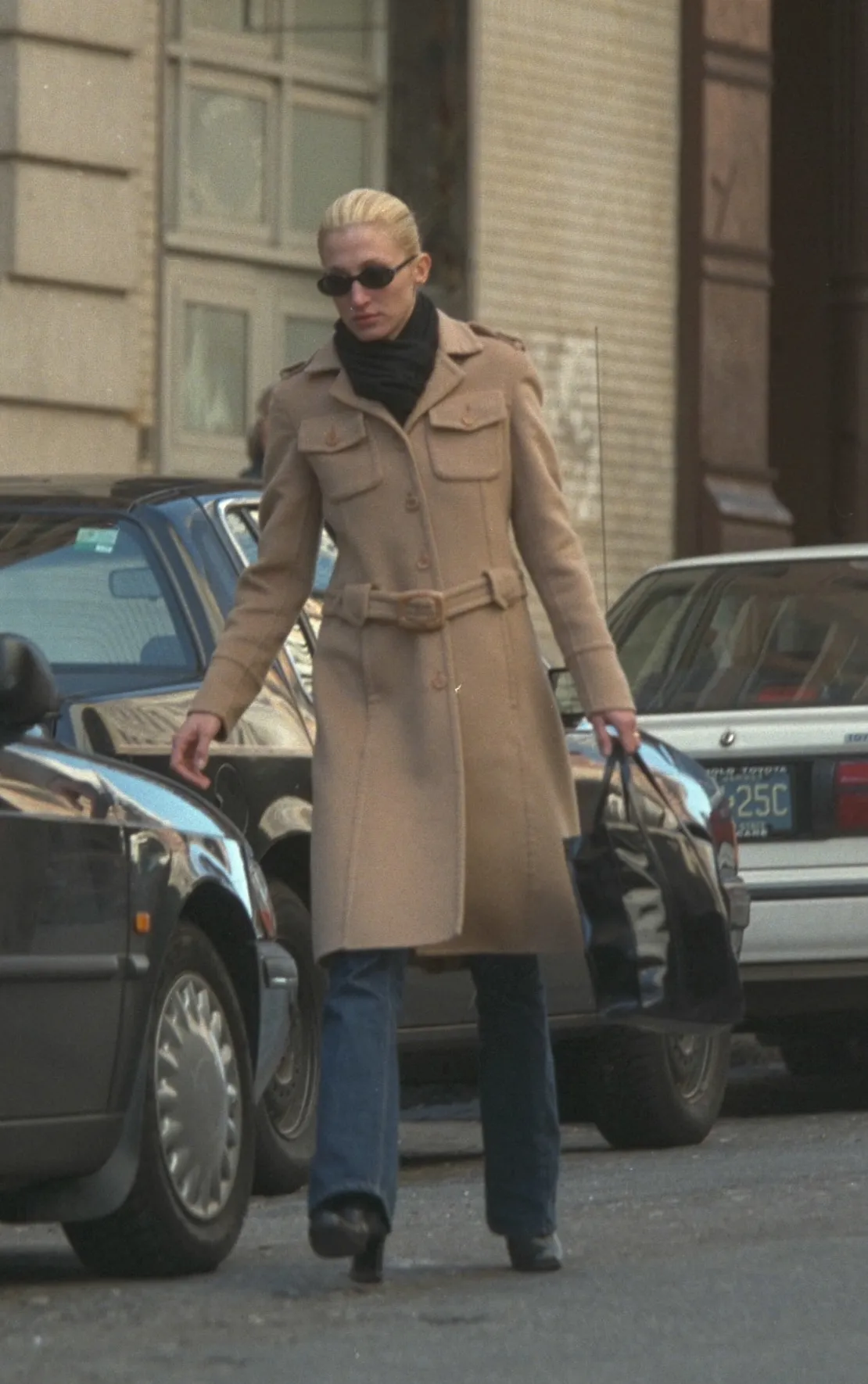 L'image peut contenir Carolyn BessetteKennedy Vêtements Manteau Personne Pardessus Accessoires Lunettes Sac Sac à main et adulte