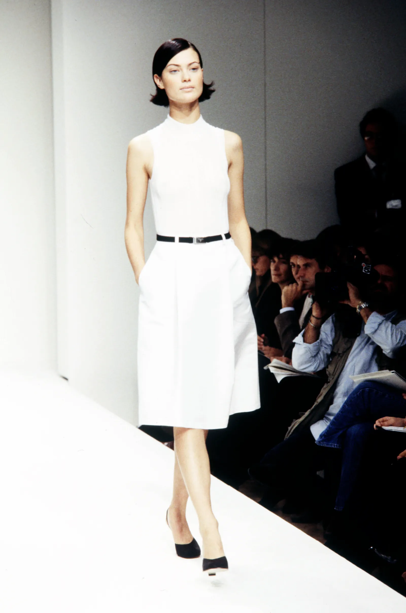 L'image peut contenir Shalom Harlow Personne adulte Mode Vêtements Robe Accessoires Ceinture Visage et tête