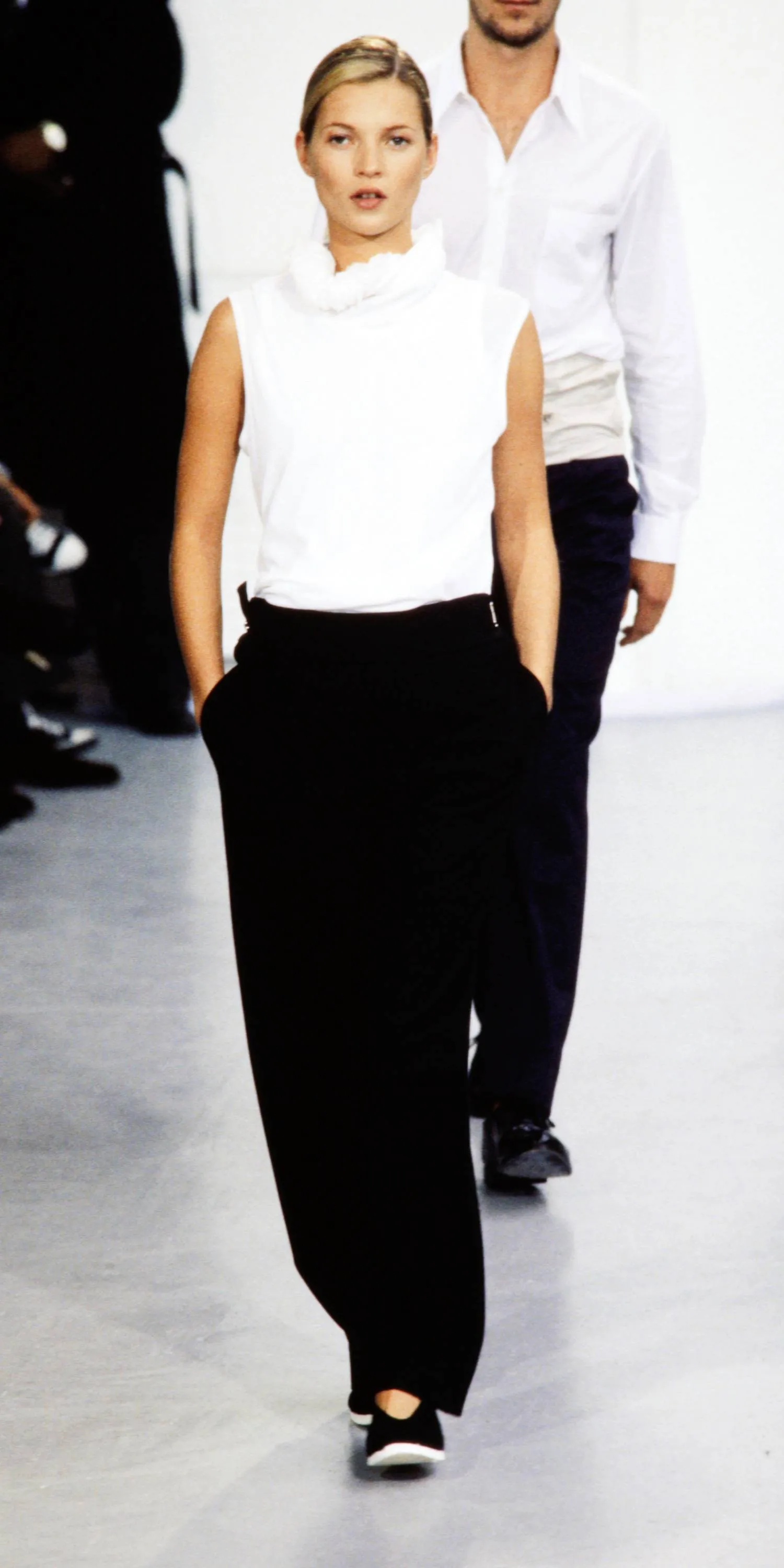 L'image peut contenir Kate Moss Chemisier Vêtements Manches longues Pantalons Personne adulte Chemise Enfant et vêtements de cérémonie