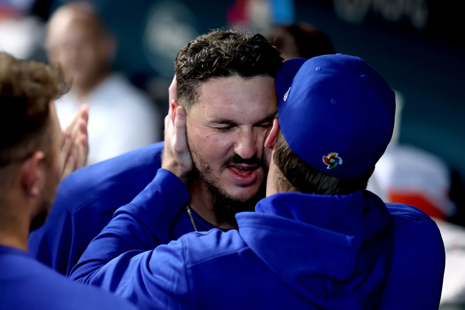 L'image contient peut-être une partie du corps Doigt Main Personne Adulte Barbe Visage Tête Casquette Vêtements Chapeau Personnes et casquette de baseball