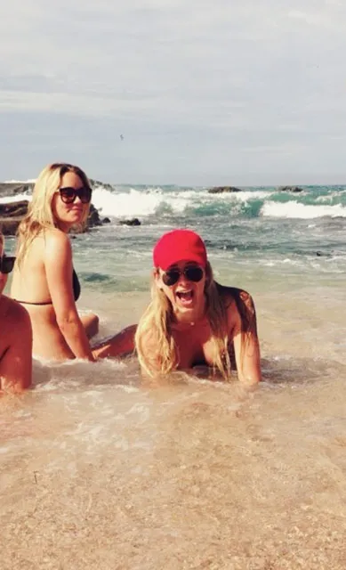 L'image peut contenir Lo Bosworth Lauren Conrad Vêtements Maillots de bain Bikini Accessoires Lunettes de soleil Plage Côte et nature
