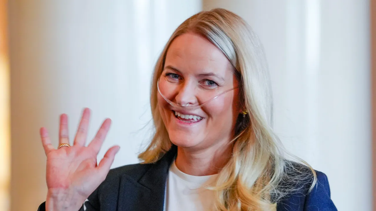 La princesse héritière Mette-Marit de Norvège réapparaît avec une machine à oxygène