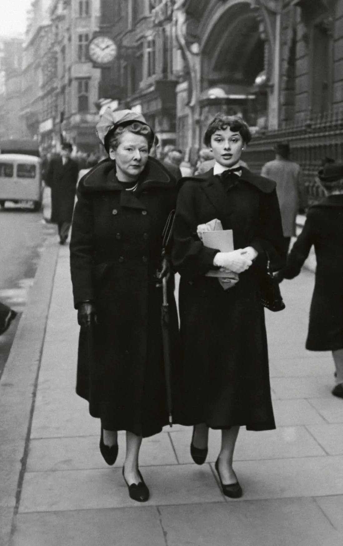 L'image peut contenir Audrey Hepburn Bill Kenney Vêtements Manteau City Road Street Urban Overcoat Adulte Personne et visage